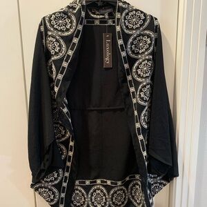 Luxology black and cream kimono with a stitch design women’s size medium nwt.